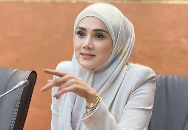 Mulan Jameela ‘Meledak’! Bantah Tegas Tudingan Rendahkan Guru: “Itu Hoaks Jahat, Saya Sangat Hormat!” 🚫👩‍🏫