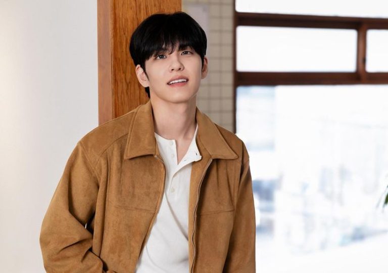 Wonpil DAY6 mengenakan jaket camel saat wawancara album solo Unpiltered di sebuah kafe di Gangnam, Seoul.