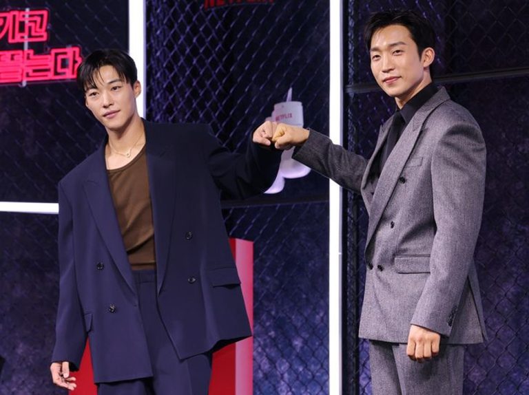 Aktor Woo Do-hwan (kiri) dan Lee Sang-yi berpose saat konferensi pers serial Netflix 