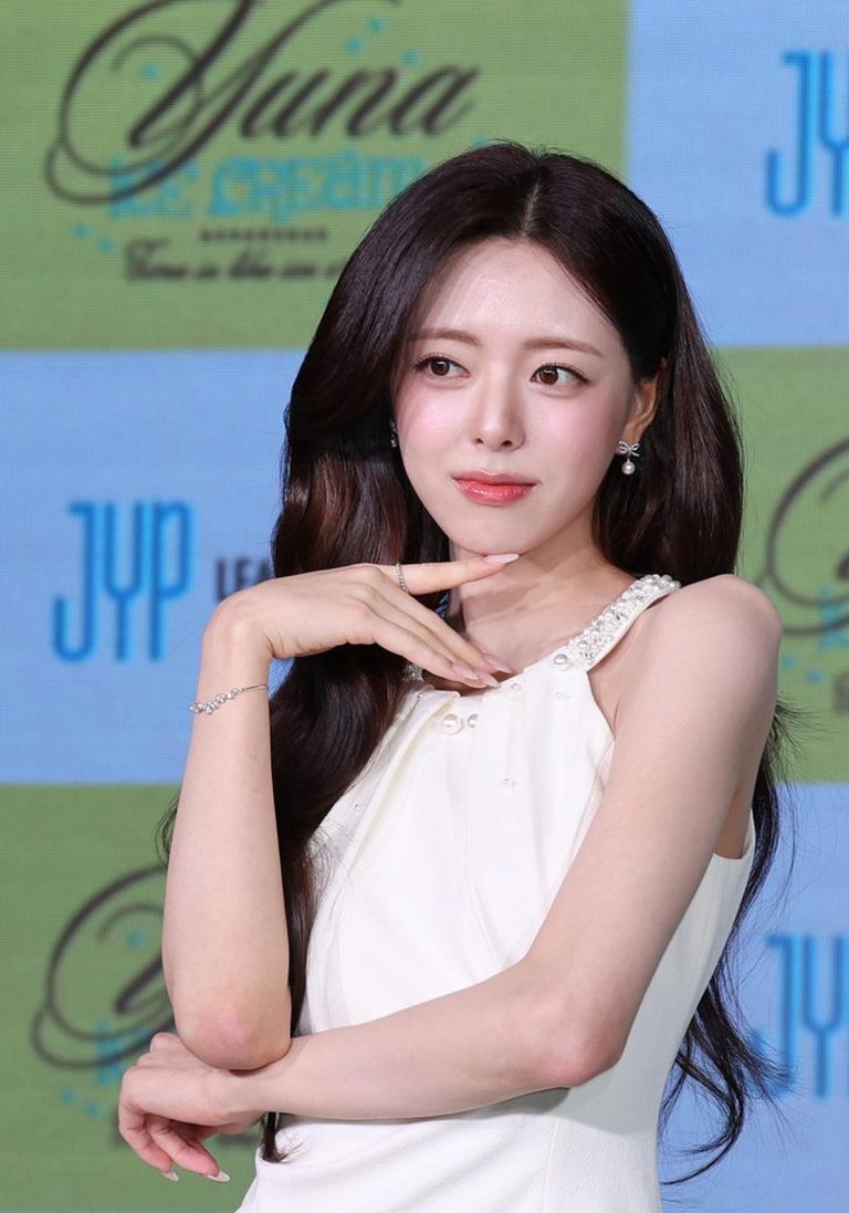 Visual turned Vocalist! Yuna ITZY Resmi Debut Solo Lewat ‘Ice Cream’, Siap Tunjukkan Sisi Dewasa Setelah 7 Tahun Karier 🍦✨