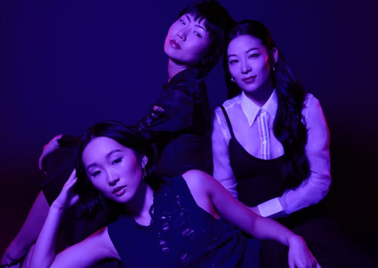 Potret Arden Cho, May Hong, dan Ji-young Yoo, pengisi suara grup K-pop HUNTR/X dalam film Netflix KPop Demon Hunters.