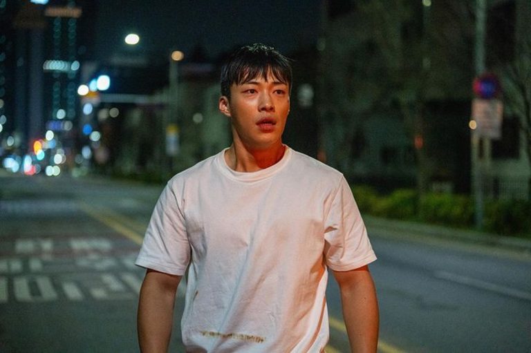 Woo Do-hwan dalam adegan penuh aksi di serial Netflix Bloodhounds Season 2, menunjukkan transformasi fisik yang luar biasa.