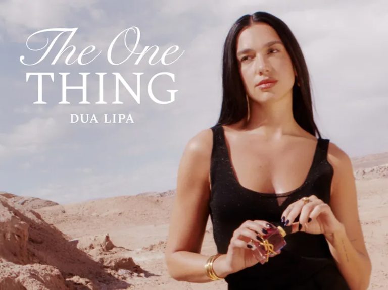 Dua Lipa berpose cantik dengan produk YSL Beauty Libre Berry Crush dalam kampanye terbaru di Chile.