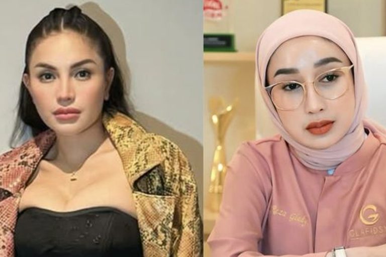 Reza Gladys saat menyerahkan bukti tambahan berupa putusan Mahkamah Agung dalam sidang perdata di PN Jakarta Selatan.